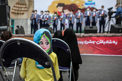 گردهم‌آیی بزرگ بچه‌ها واسباب‌بازی‌ها به نشان دوستی با بچه‌‌های فلسطین