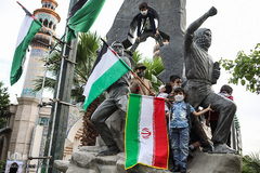 گردهم‌آیی بزرگ بچه‌ها واسباب‌بازی‌ها به نشان دوستی با بچه‌‌های فلسطین