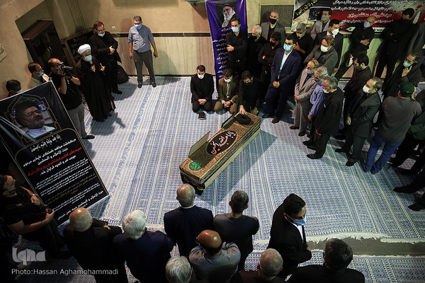 مراسم تشییع پیکر مرحوم حجت الاسلام والمسلمین علی اکبر محتشمی پور در جماران