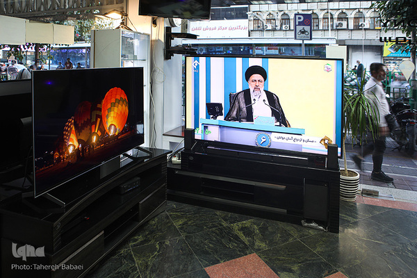 دومین مناظره تلویزیونی نامزدهای سیزدهمین دوره انتخابات ریاست جمهوری با موضوعات فرهنگی، اجتماعی و سیاسی با حضور هفت نامزد ریاست جمهوری برگزار شد.