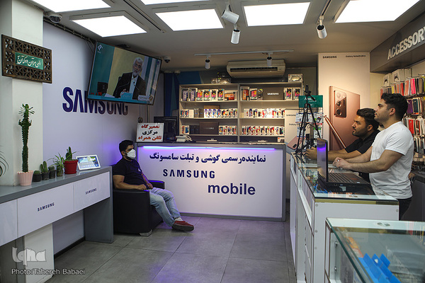 دومین مناظره تلویزیونی نامزدهای سیزدهمین دوره انتخابات ریاست جمهوری با موضوعات فرهنگی، اجتماعی و سیاسی با حضور هفت نامزد ریاست جمهوری برگزار شد.