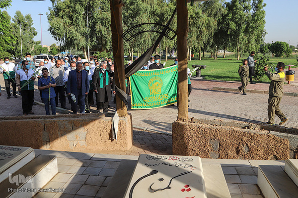 ادای احترام خدام رضوی به مقام والای شهدای گمنام اهواز