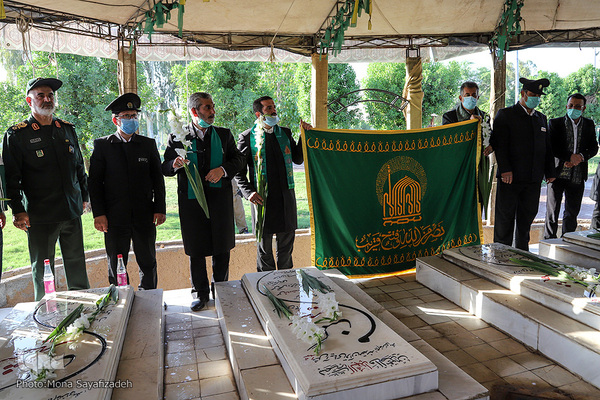 ادای احترام خدام رضوی به مقام والای شهدای گمنام اهواز