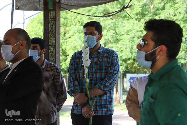 ادای احترام خدام رضوی به مقام والای شهدای گمنام اهواز