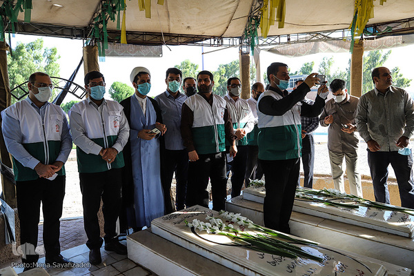 ادای احترام خدام رضوی به مقام والای شهدای گمنام اهواز