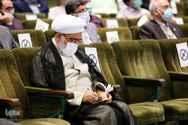 رونمایی از تقریظ رهبر معظم انقلاب اسلامی بر کتاب «عمارت خانه خورشید»