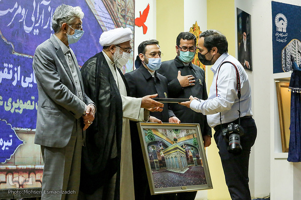 رونمایی از تقریظ رهبر معظم انقلاب اسلامی بر کتاب «عمارت خانه خورشید»