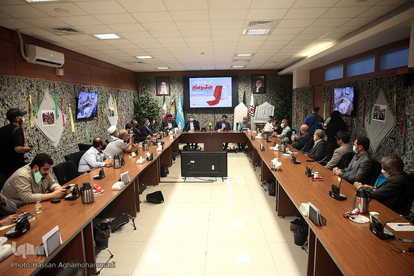 مراسم رونمایی کتاب «جنگ و صلح» روایتی از سال‌های قبل و بعد از پذیرش قطعنامه ۵٩٨