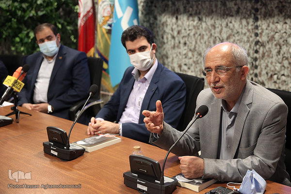 مراسم رونمایی کتاب «جنگ و صلح» روایتی از سال‌های قبل و بعد از پذیرش قطعنامه ۵٩٨