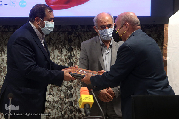 مراسم رونمایی کتاب «جنگ و صلح» روایتی از سال‌های قبل و بعد از پذیرش قطعنامه ۵٩٨