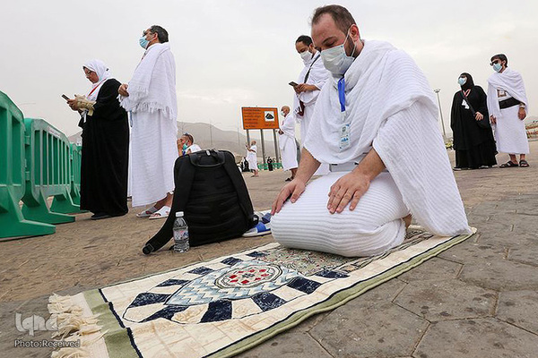 وقوف زائران در صحرای عرفات