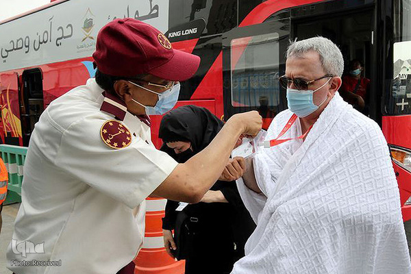 وقوف زائران در صحرای عرفات