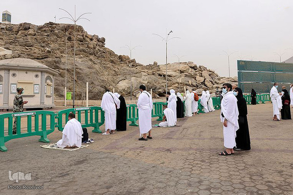 وقوف زائران در صحرای عرفات