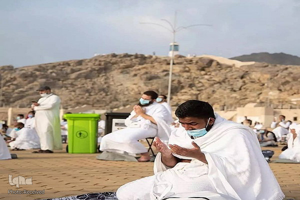 وقوف زائران در صحرای عرفات