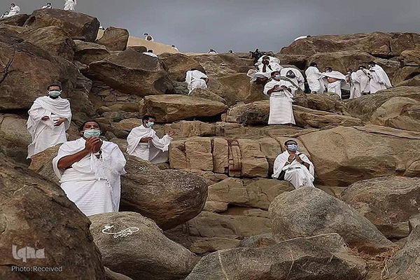 وقوف زائران در صحرای عرفات