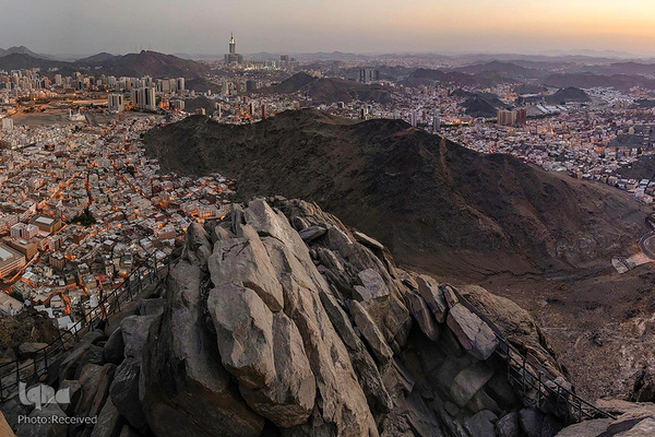 وقوف زائران در صحرای عرفات