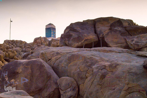 وقوف زائران در صحرای عرفات