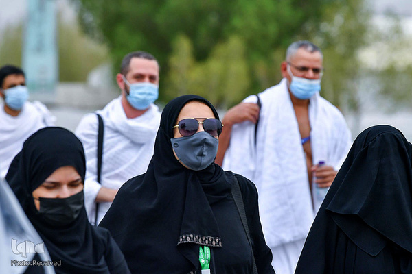 وقوف زائران در صحرای عرفات