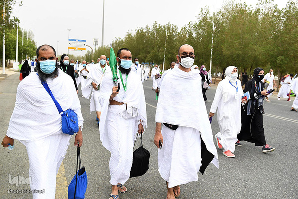 وقوف زائران در صحرای عرفات