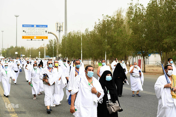 وقوف زائران در صحرای عرفات