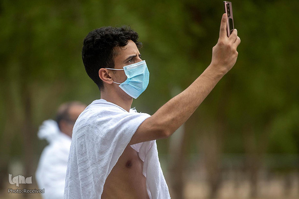 وقوف زائران در صحرای عرفات