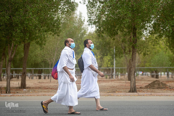 وقوف زائران در صحرای عرفات