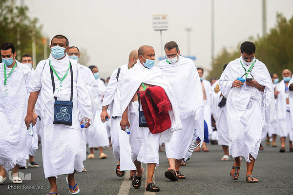 وقوف زائران در صحرای عرفات