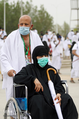 وقوف زائران در صحرای عرفات