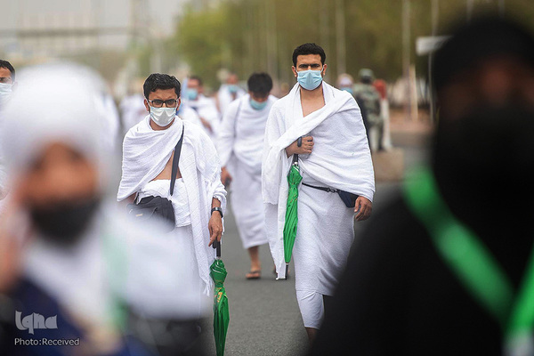 وقوف زائران در صحرای عرفات