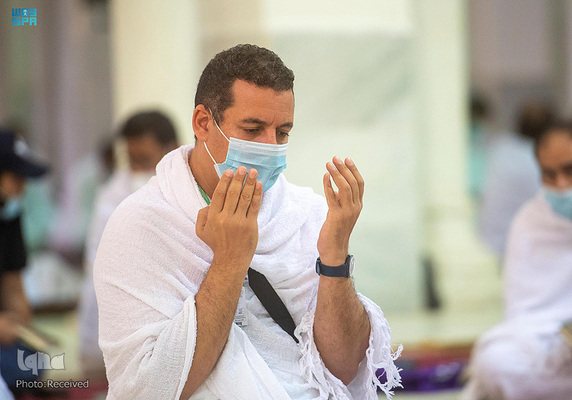 وقوف زائران در صحرای عرفات