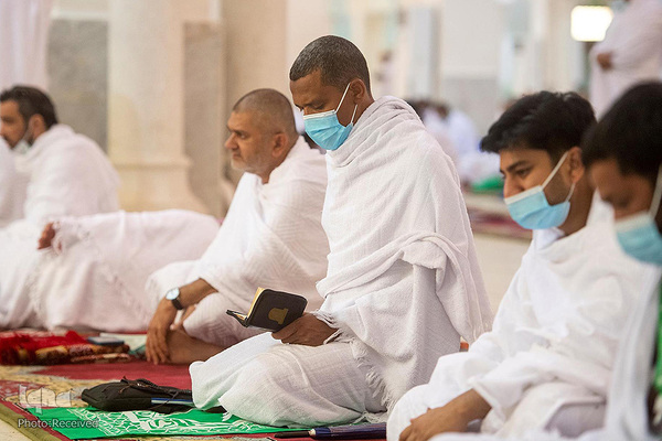 وقوف زائران در صحرای عرفات