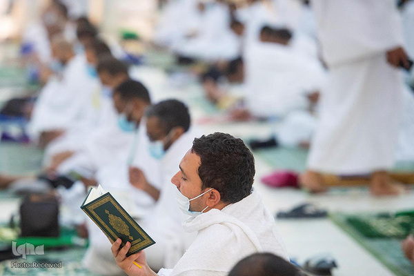 وقوف زائران در صحرای عرفات