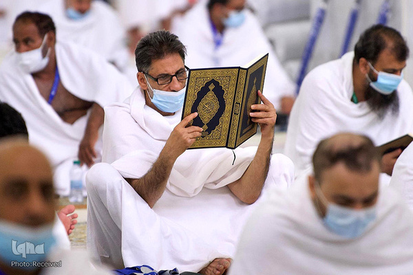 وقوف زائران در صحرای عرفات