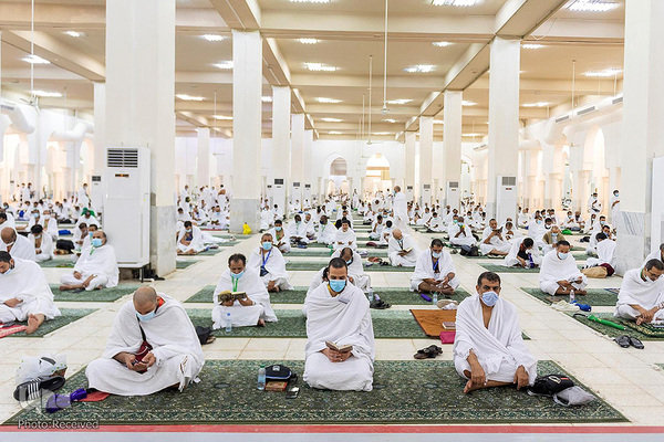 وقوف زائران در صحرای عرفات