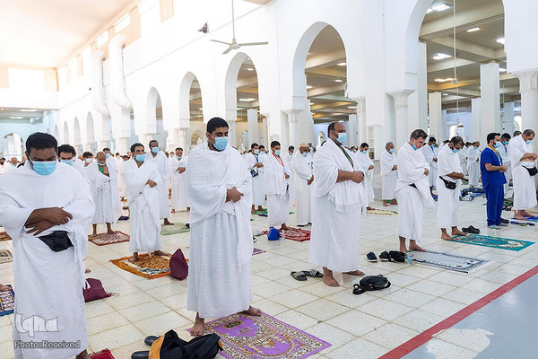وقوف زائران در صحرای عرفات