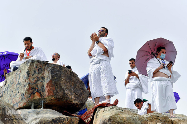 وقوف زائران در صحرای عرفات