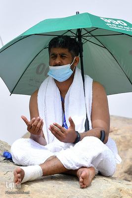 وقوف زائران در صحرای عرفات