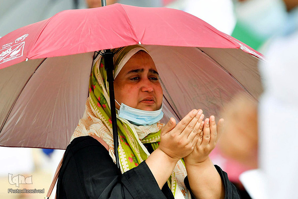 وقوف زائران در صحرای عرفات