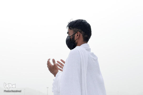 وقوف زائران در صحرای عرفات