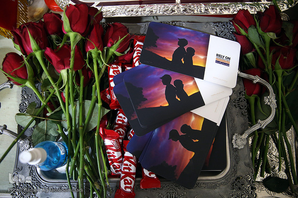 اهدای گل و شیرینی غدیر به مسافرین خارج از کشور فرودگاه امام خمینی(ره)