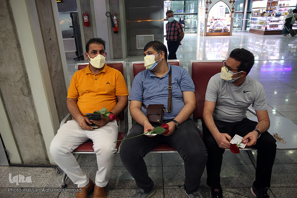 اهدای گل و شیرینی غدیر به مسافرین خارج از کشور فرودگاه امام خمینی(ره)