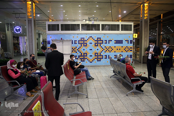 اهدای گل و شیرینی غدیر به مسافرین خارج از کشور فرودگاه امام خمینی(ره)