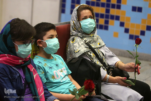 اهدای گل و شیرینی غدیر به مسافرین خارج از کشور فرودگاه امام خمینی(ره)