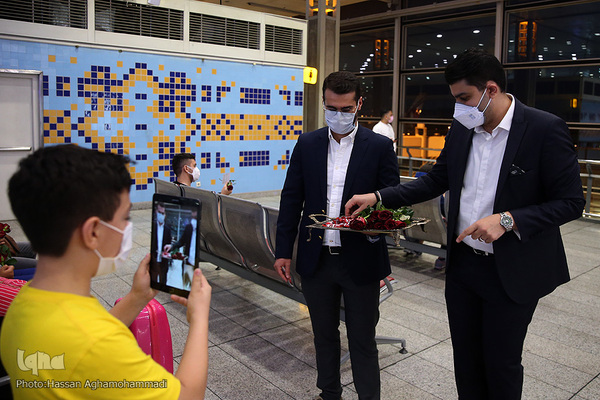اهدای گل و شیرینی غدیر به مسافرین خارج از کشور فرودگاه امام خمینی(ره)
