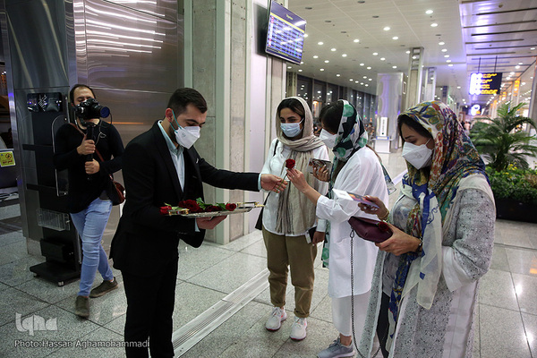 اهدای گل و شیرینی غدیر به مسافرین خارج از کشور فرودگاه امام خمینی(ره)