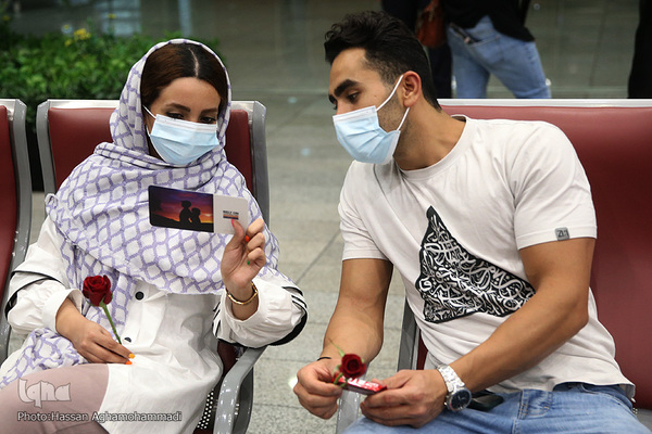 اهدای گل و شیرینی غدیر به مسافرین خارج از کشور فرودگاه امام خمینی(ره)