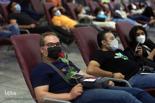 اهدای گل و شیرینی غدیر به مسافرین خارج از کشور فرودگاه امام خمینی(ره)