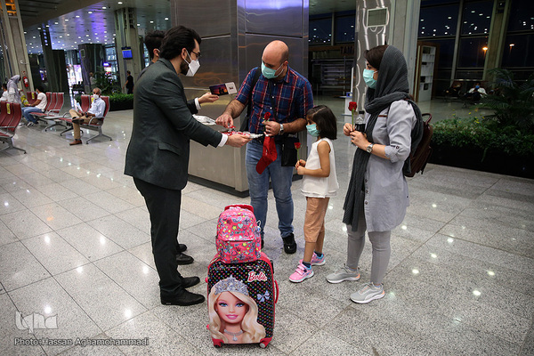 اهدای گل و شیرینی غدیر به مسافرین خارج از کشور فرودگاه امام خمینی(ره)