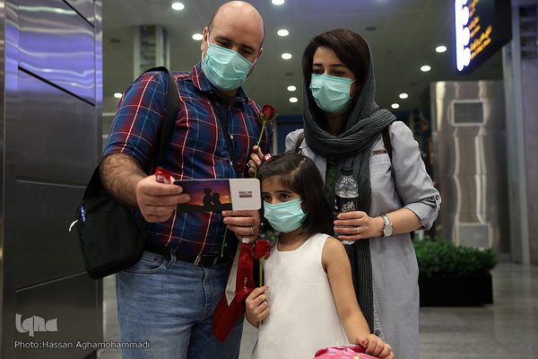 اهدای گل و شیرینی غدیر به مسافرین خارج از کشور فرودگاه امام خمینی(ره)