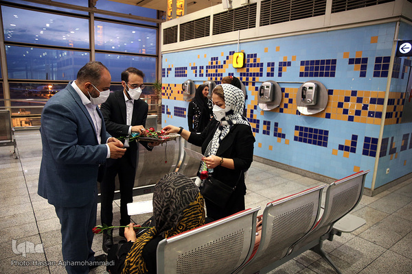 اهدای گل و شیرینی غدیر به مسافرین خارج از کشور فرودگاه امام خمینی(ره)